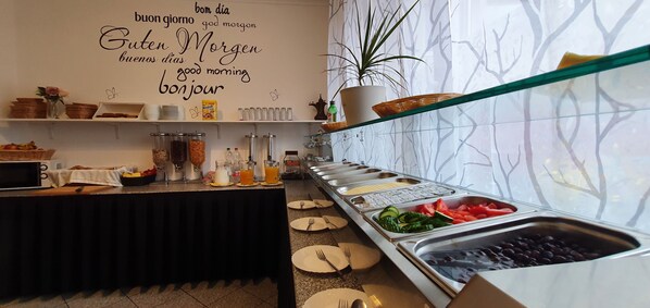Petit déjeuner buffet (12.50 EUR par personne)