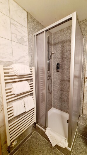 Doppelzimmer | Badezimmer | Dusche, kostenlose Toilettenartikel, Haartrockner, Handtücher