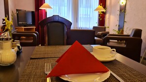 Daily buffet breakfast (EUR 12.50 per person) - Hotel Zentrum Hannover (Hannover)