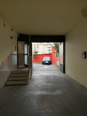 Self-parking (surcharge)