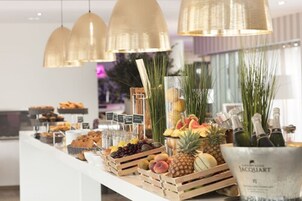 Desayuno buffet diario (EUR 29 por persona)