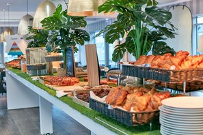 Tägliches Frühstücksbuffet gegen Gebühr