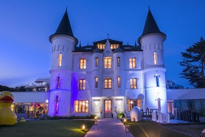 Fassade der Unterkunft – Abend/Nacht