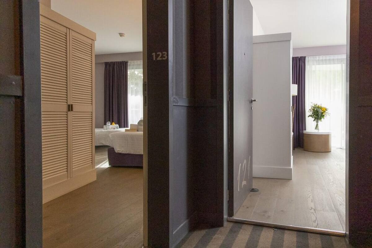 Deux Chambres Confort Communicantes Vue Jardin | ตู้นิรภัยในห้องพัก, ผ้าม่านกันแสง, ห้องเก็บเสียง, Wi-Fi  ฟรี