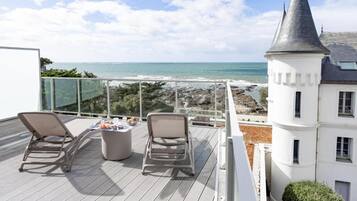 Premium kamer | Een kluis op de kamer, verduisterende gordijnen, geluiddichte muren