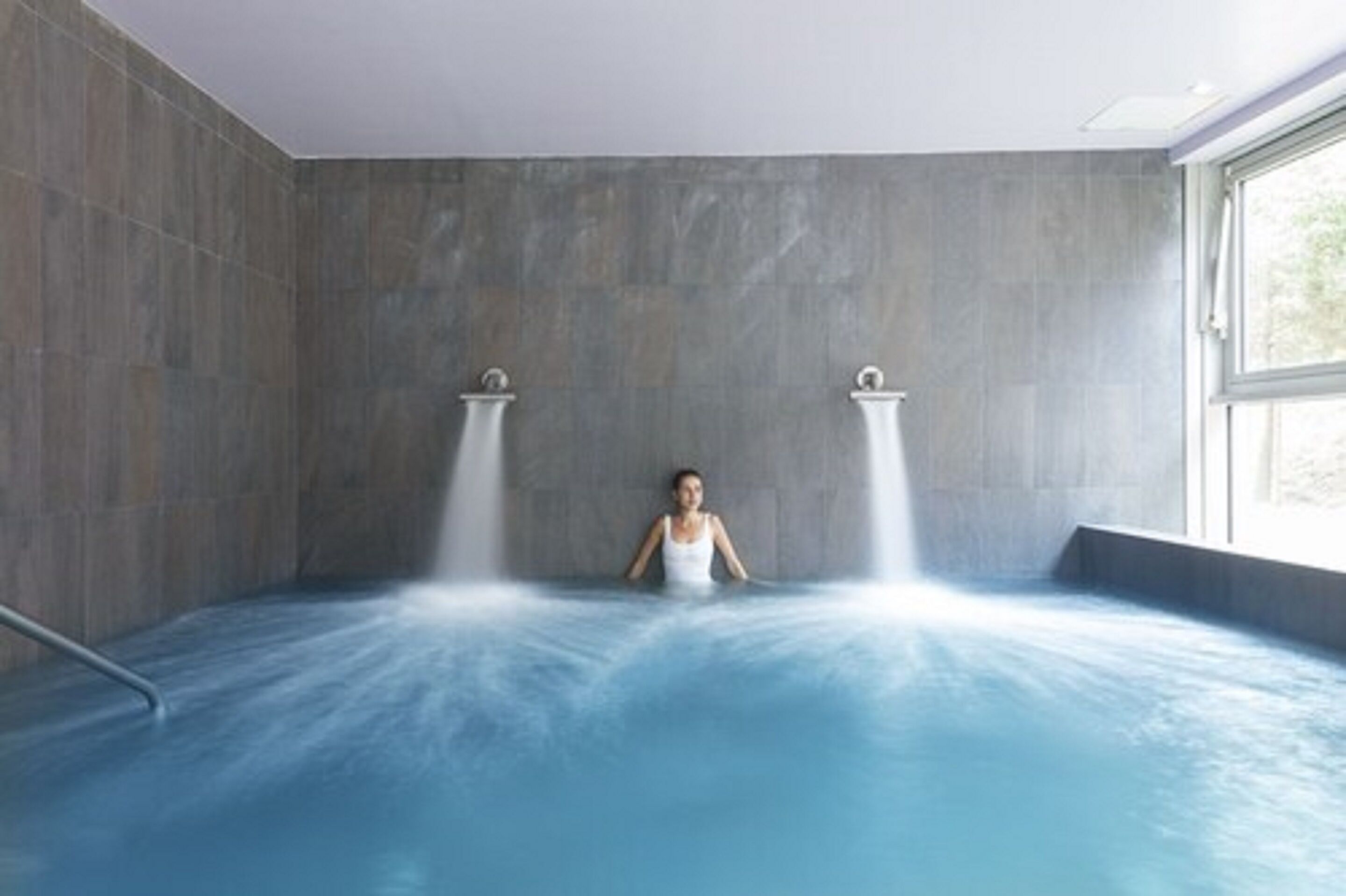 Indoor pool, seasonal outdoor pool, sun loungers