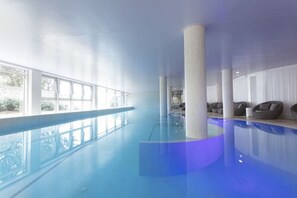 Innenpool, Außenpool (je nach Saison geöffnet), Liegestühle