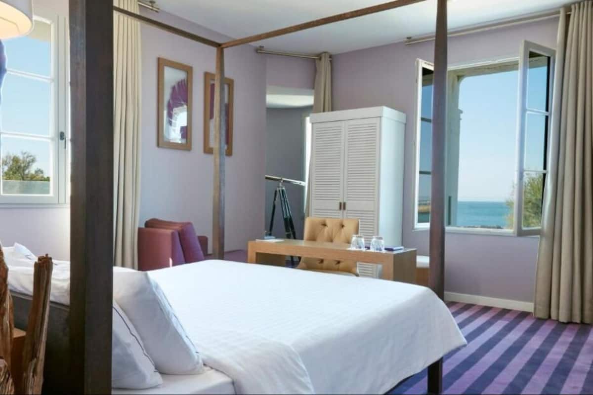 Deluxe Room | 1 bedroom, in-room safe, blackout drapes, soundproofing