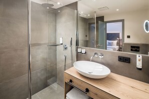 Ducha, artículos de higiene personal gratuitos y secador de pelo