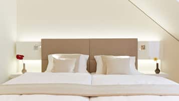 Ropa de cama hipoalergénica y caja de seguridad en la habitación