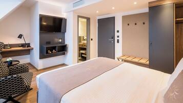 Standard Studio | Hypo-allergenic bedding, in-room safe, desk, blackout drapes