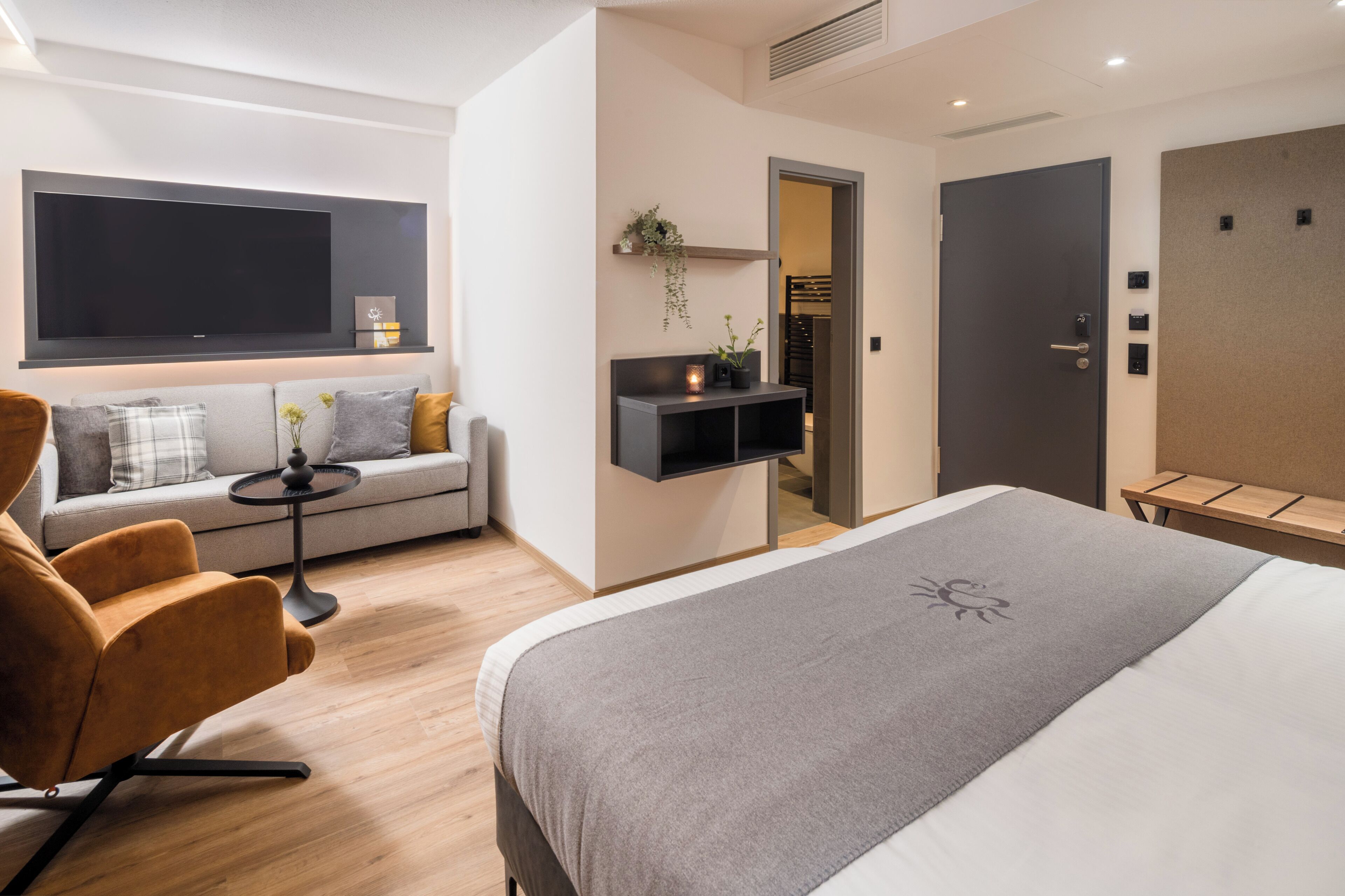 standard double room (1) | hypo-allergenic bedding, in-room safe, desk, blackout curtains