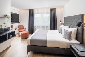 Ropa de cama hipoalergénica y caja de seguridad en la habitación 