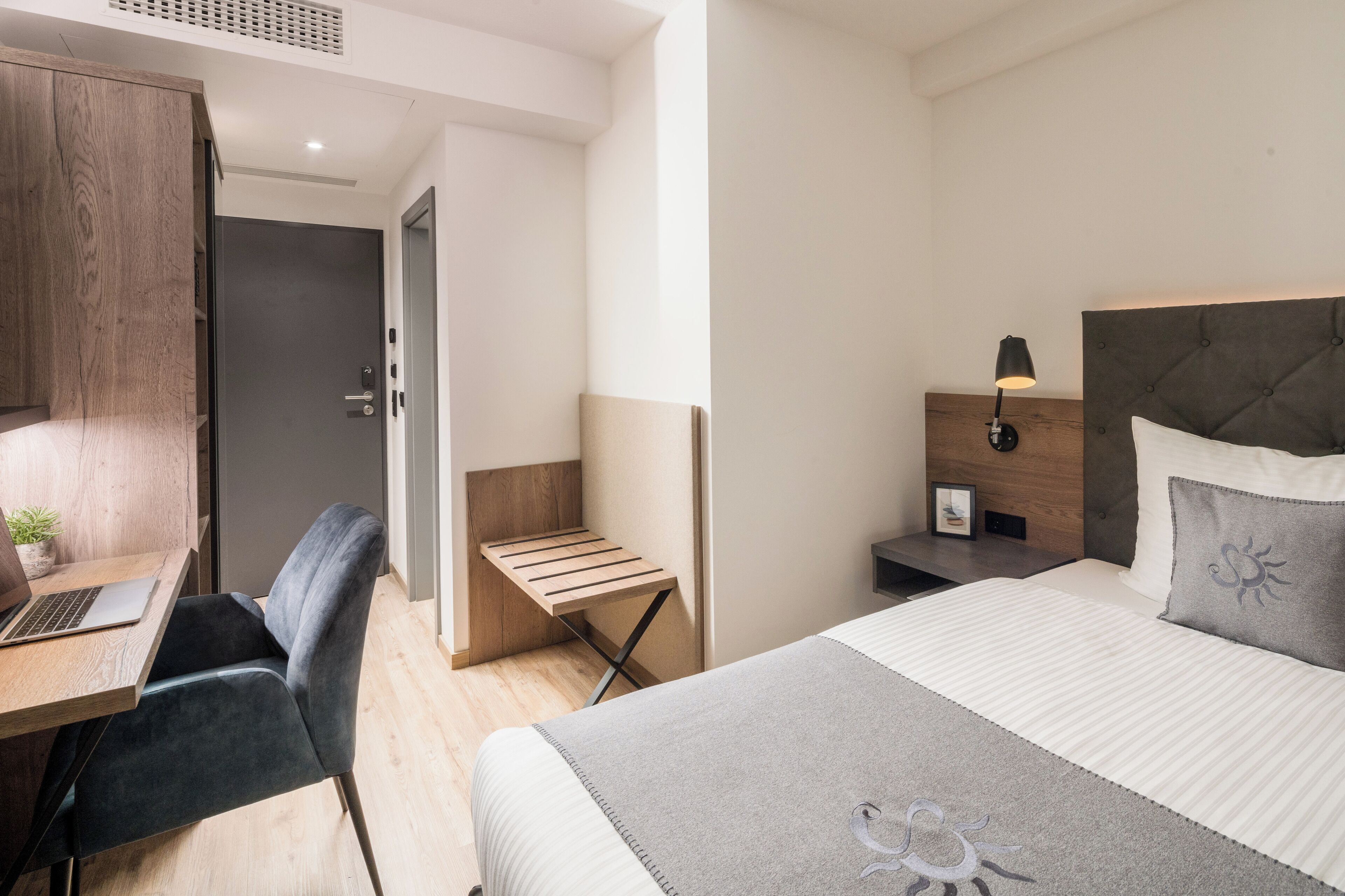 standard single room (1) | hypo-allergenic bedding, in-room safe, desk, blackout curtains