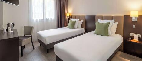 Quarto clássico, 2 camas de solteiro, para não fumantes | Roupas de cama premium, escrivaninha, cortinas blackout