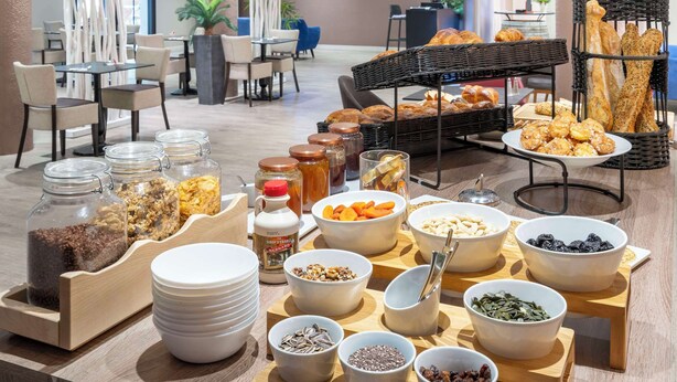 Un buffet proposant une variété de plats et d'accompagnements.