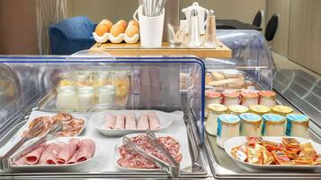 Café da manhã com buffet todos os dias mediante uma taxa