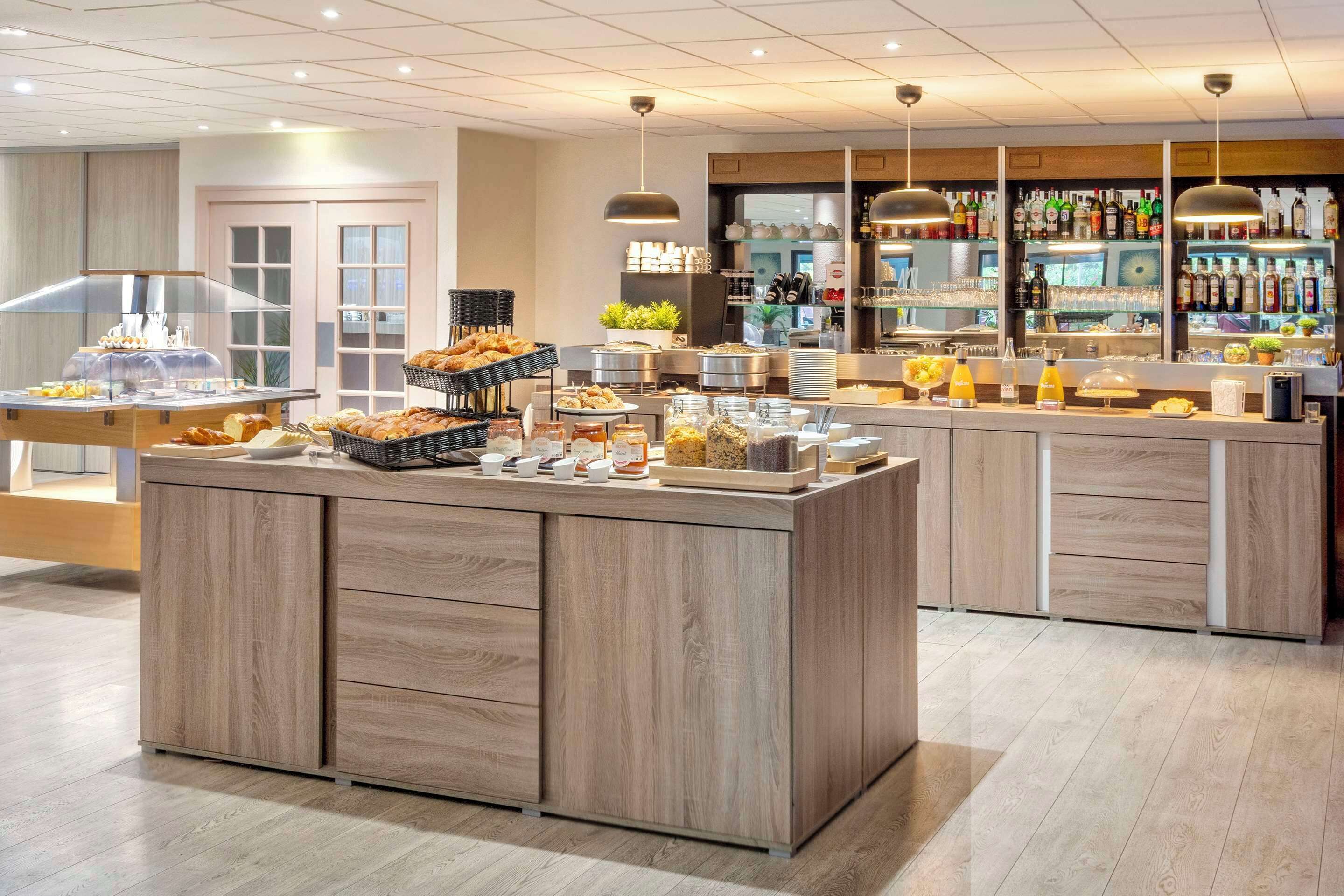 lunch and dinner served, regional cuisine