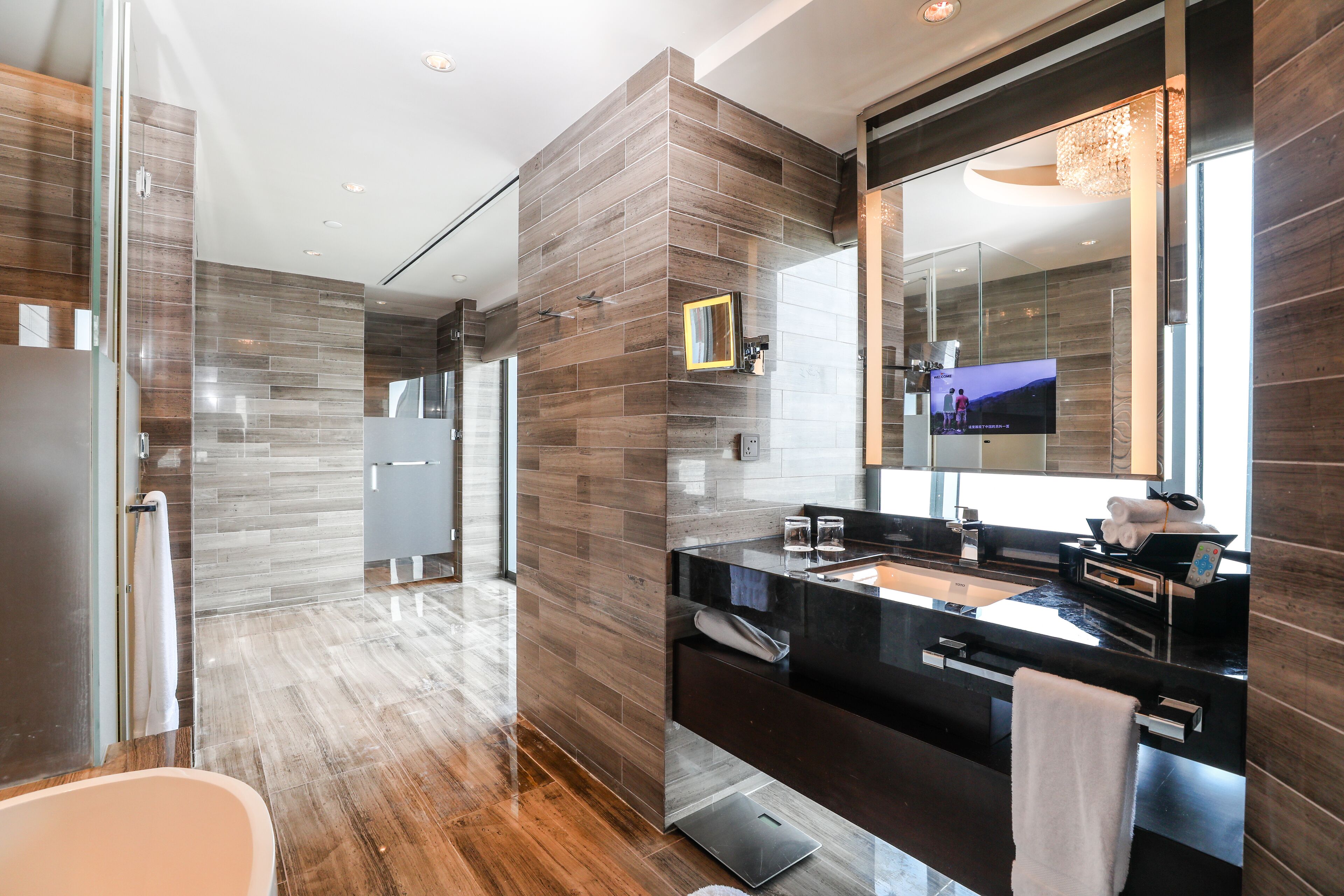suite, 1 bedroom | bathroom | deep-soaking bathtub, rainfall showerhead, designer toiletries