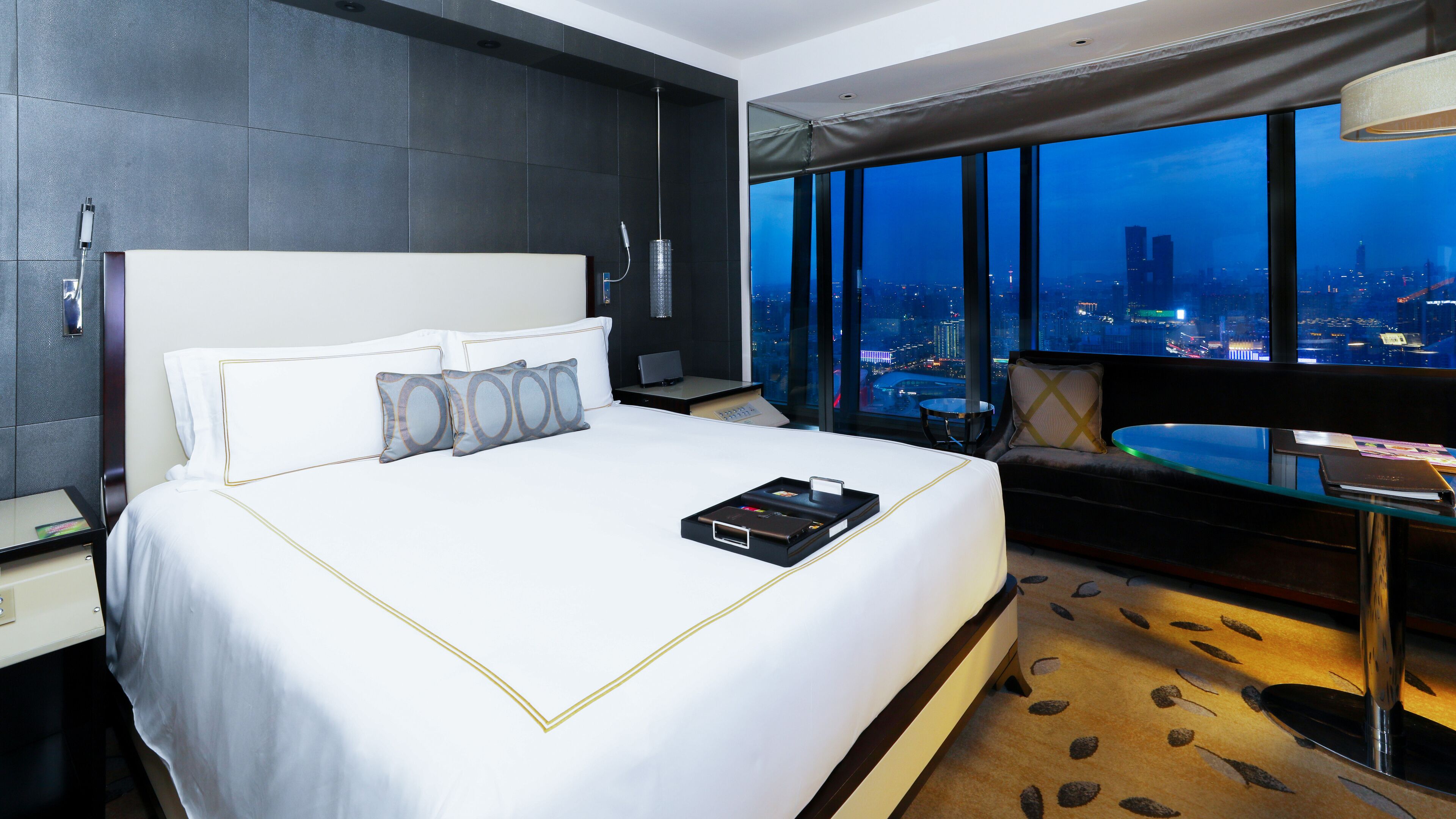 deluxe room, 1 king bed, smoking, city view | down duvets, minibar, in-room safe, desk