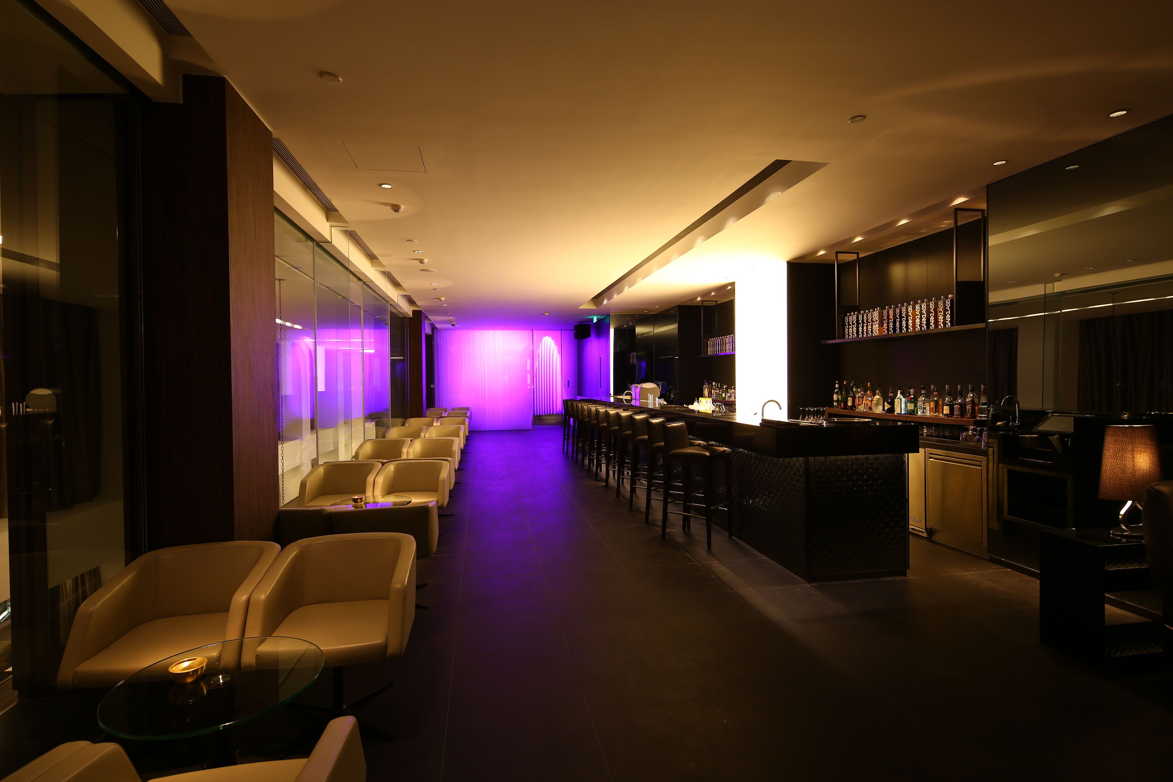 2 bars/lounges, lobby lounge