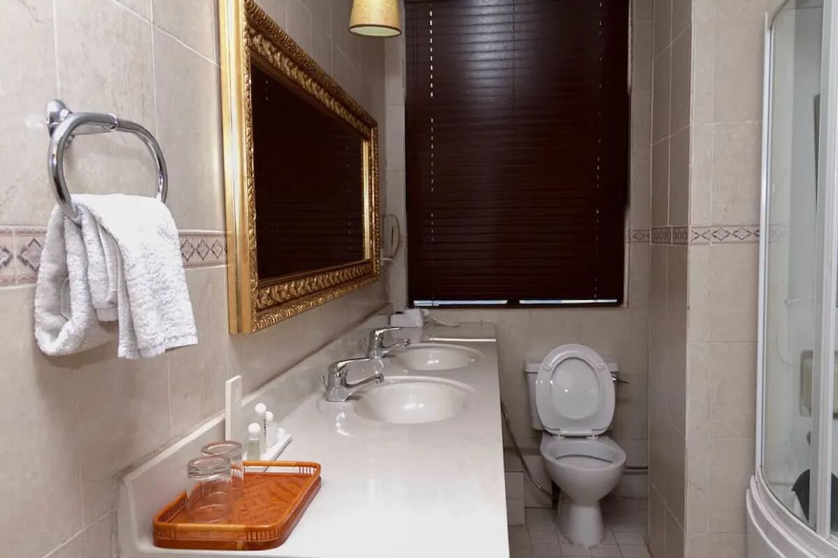 Buồng tắm vòi sen, đồ dùng nhà tắm miễn phí, máy sấy tóc, khăn tắm 