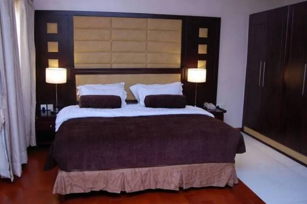 Phòng Suite Executive | Bộ đồ giường cao cấp, két bảo mật tại phòng, bàn 