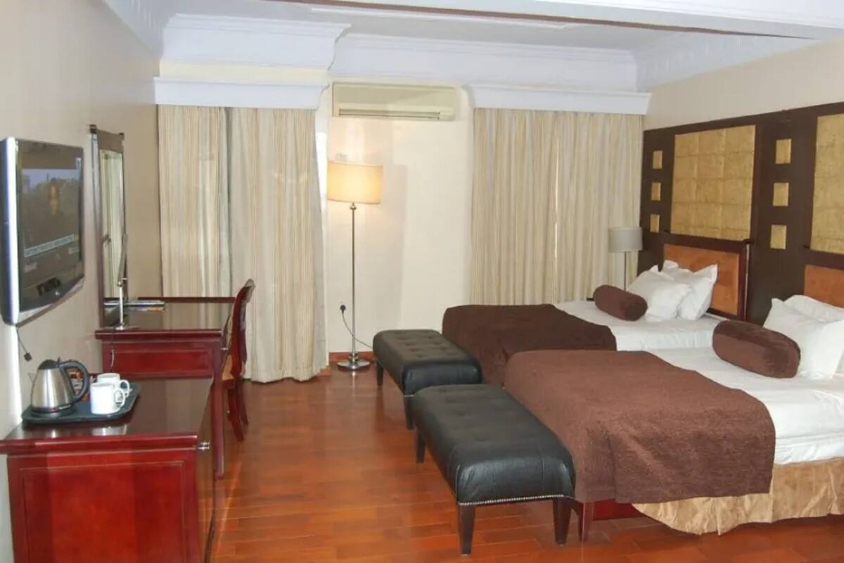 Phòng Deluxe, 2 giường đơn, có phòng tắm riêng, quang cảnh thành phố | Bộ đồ giường cao cấp, két bảo mật tại phòng, bàn 
