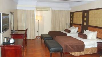 Rom – deluxe, 2 enkeltsenger, eget bad, byutsikt | Sengetøy av topp kvalitet, safe på rommet og individuelt dekorert