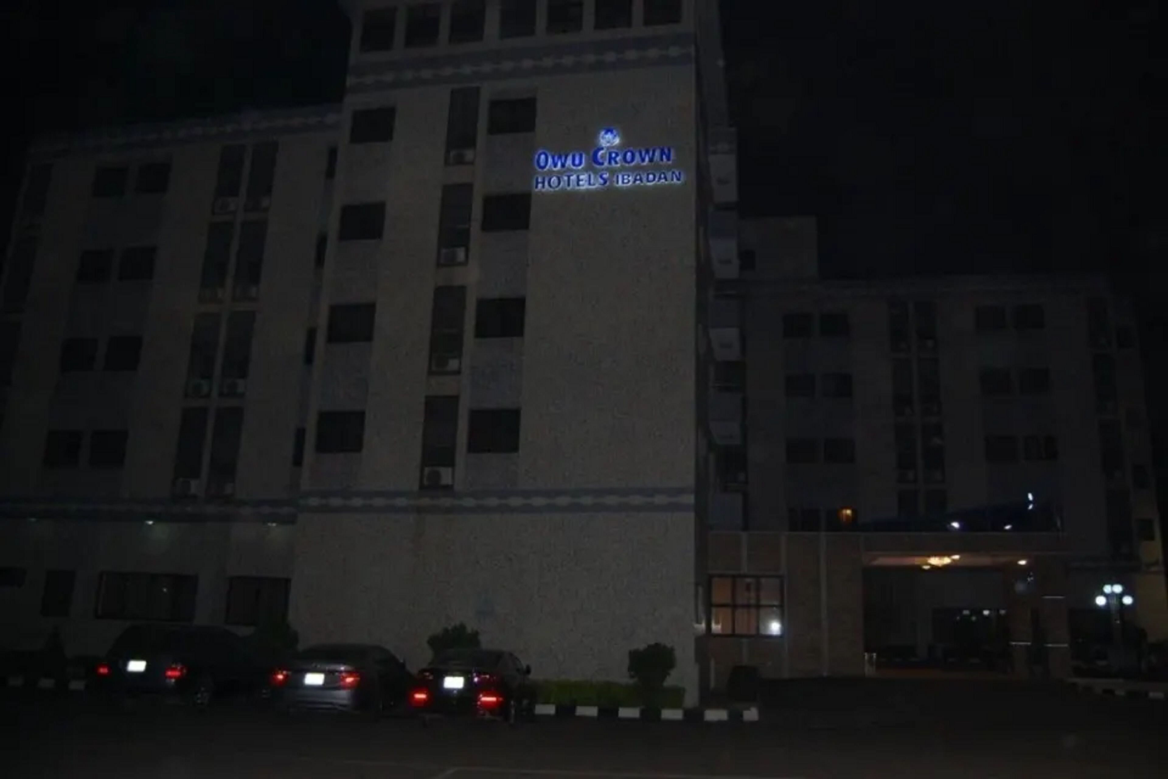 Un bâtiment sur lequel on peut lire l’inscription : « OWU Crown Hotels Bagan ».