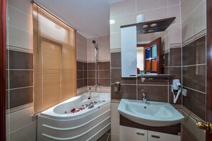 Shower, free toiletries, hair dryer, towels - Hotel Kumkapi Konagi (Istanbul)