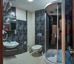Een douche, gratis toiletartikelen, een haardroger, handdoeken