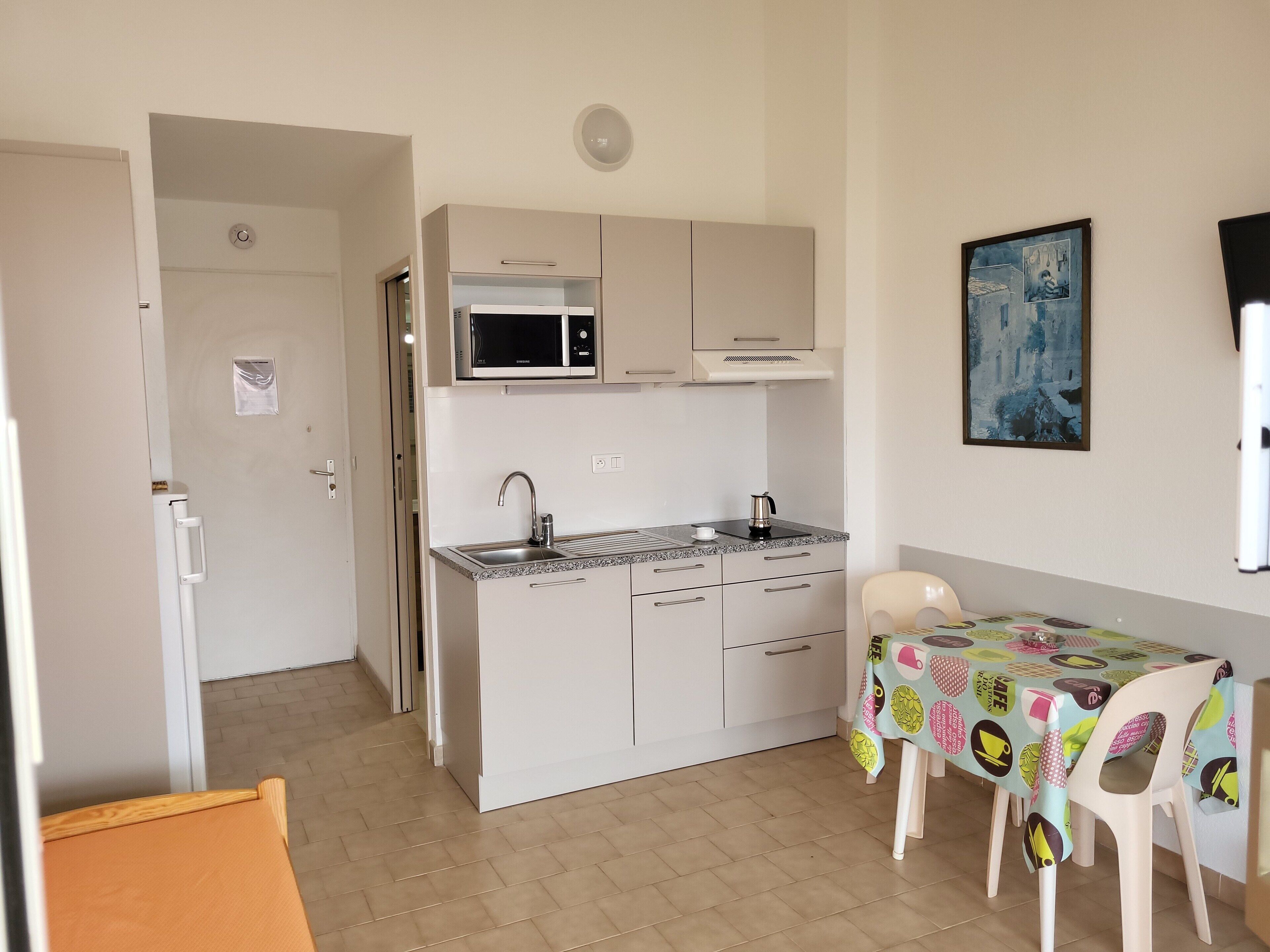 Cozinha privada | Cafeteira/chaleira, geladeira grande, micro-ondas, cooktop