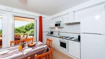 Departamento, 2 habitaciones | Cocina privada | Refrigerador con congelador, microondas y parrilla de estufa