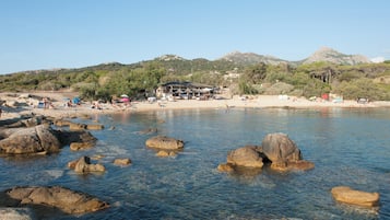 Nær stranden, solsenger, parasoller og strandhåndklær