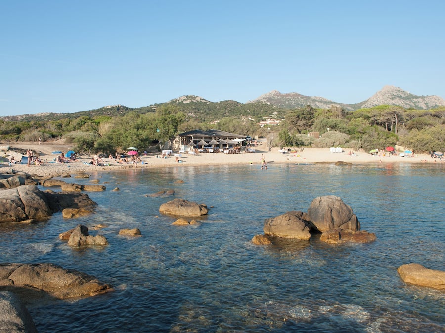 Ubicación cercana a la playa, tumbonas, sombrillas y toallas de playa
