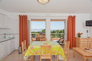 Lägenhet Comfort | Eget kök | Stort kylskåp, mikrovågsugn, spishäll och kaffe- och tebryggare