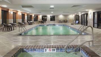 Hồ bơi trong nhà, mở cửa từ 6:00 đến 23:00, ghế dài tắm nắng