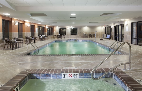 Innenpool, geöffnet von 06:00 Uhr bis 23:00 Uhr, Liegestühle