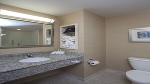 Đồ dùng nhà tắm miễn phí, máy sấy tóc, khăn tắm 
