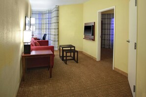 Junior-Suite, 1 Schlafzimmer, Eckzimmer | Wohnbereich | 32-Zoll-Smart-TV mit Premium-TV-Sendern, Fernseher, Netflix