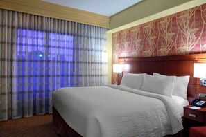 Junior Suite, 1 Bedroom, Non Smoking, Corner | Premium bedding, in-room safe, desk, iron/ironing board