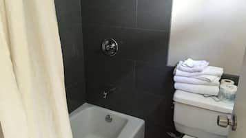 淋浴/浴缸二合一、免費盥洗用品、毛巾