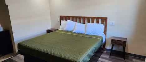 Deluxe Room, 1 King Bed, Non Smoking | Bathroom | Combined shower/tub, free toiletries, towels