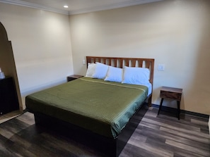 Deluxe Room, 1 King Bed, Non Smoking | Bathroom | Combined shower/tub, free toiletries, towels - Budget Inn (North Hills)