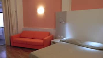 Dreibettzimmer | Zimmersafe, Schreibtisch, kostenloses WLAN, Bettwäsche