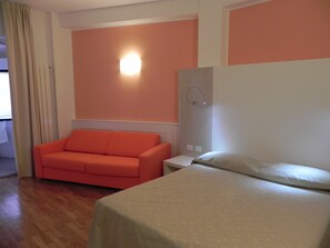 Triple Room | In-room safe, desk, free WiFi, bed sheets - Affittacamere Via Mazzini (Stresa)