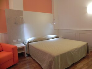 Triple Room | In-room safe, desk, free WiFi, bed sheets - Affittacamere Via Mazzini (Stresa)