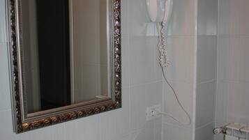 Dusche, Regendusche, kostenlose Toilettenartikel, Haartrockner