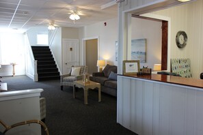 Lobby sitting area - Blue Water Inn (Ocean City)